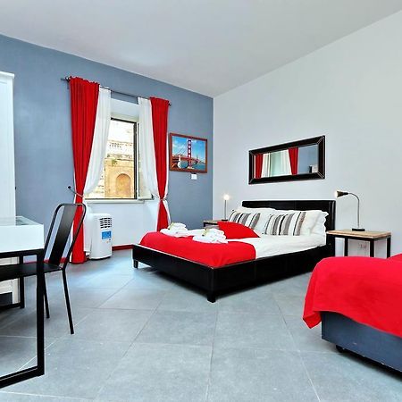 Cozy Apartment Fabia 300 Mt From Colosseum Bagian luar foto