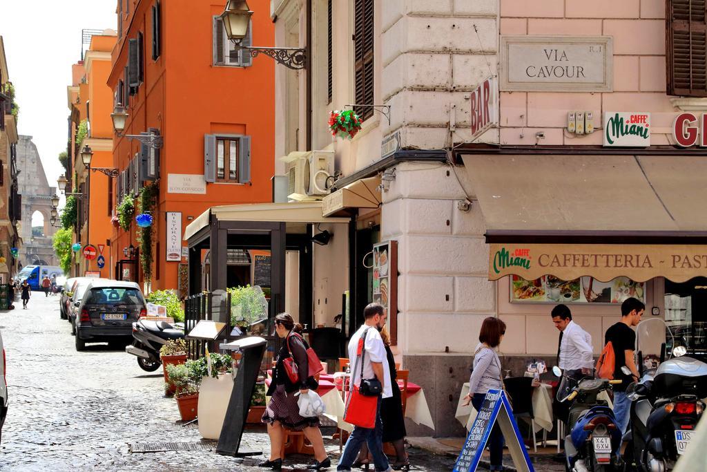 Cozy Apartment Fabia 300 Mt From Colosseum Bagian luar foto