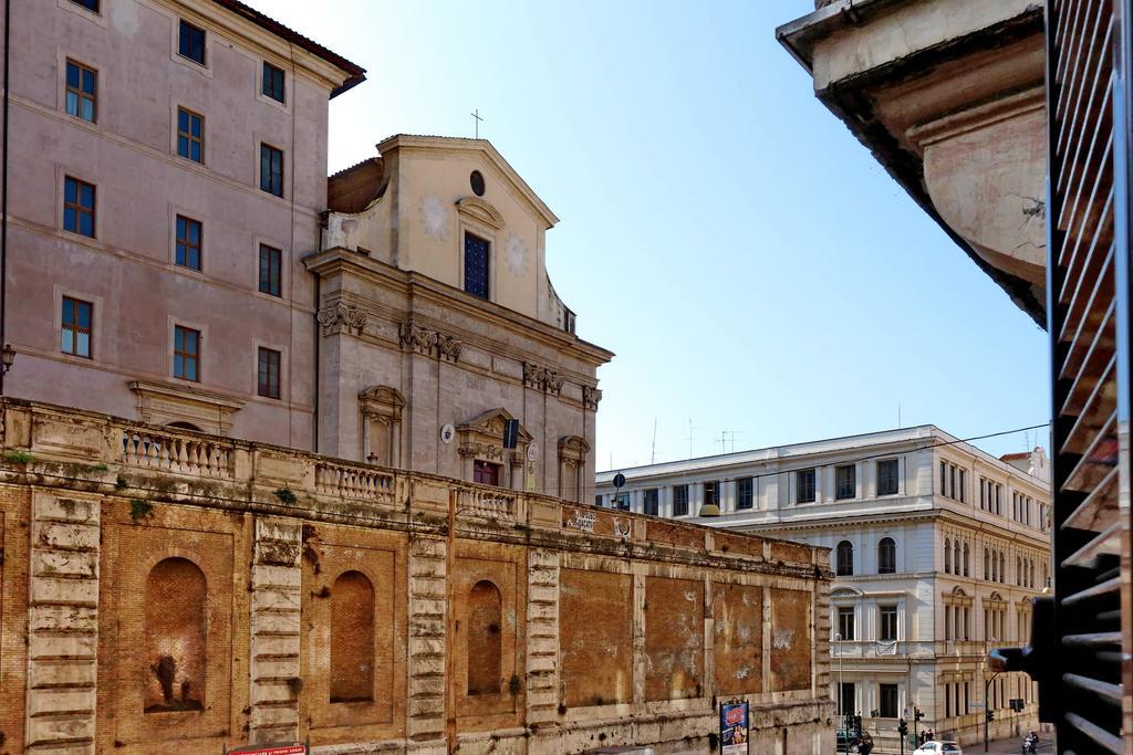 Cozy Apartment Fabia 300 Mt From Colosseum Bagian luar foto