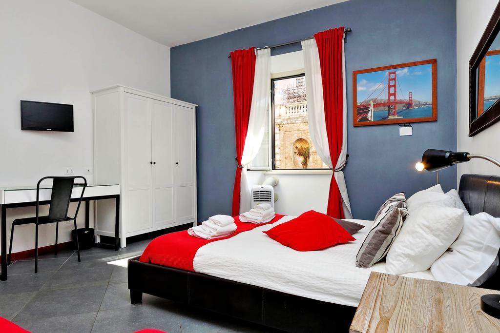 Cozy Apartment Fabia 300 Mt From Colosseum Bagian luar foto