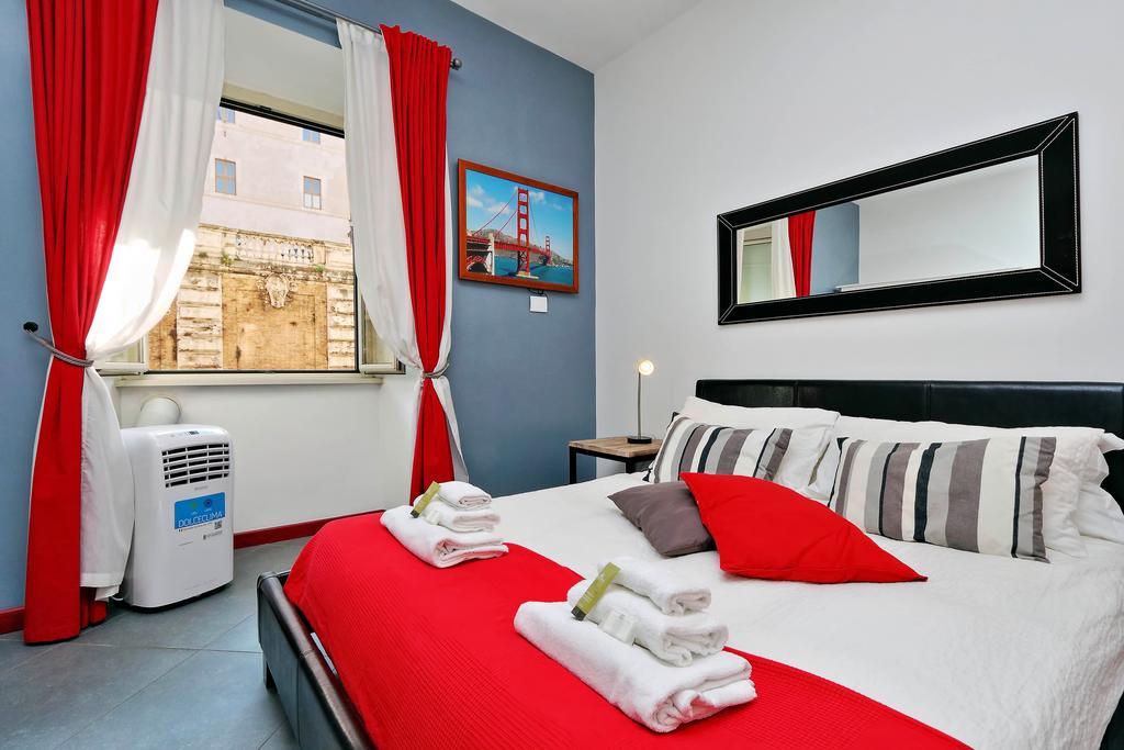 Cozy Apartment Fabia 300 Mt From Colosseum Bagian luar foto