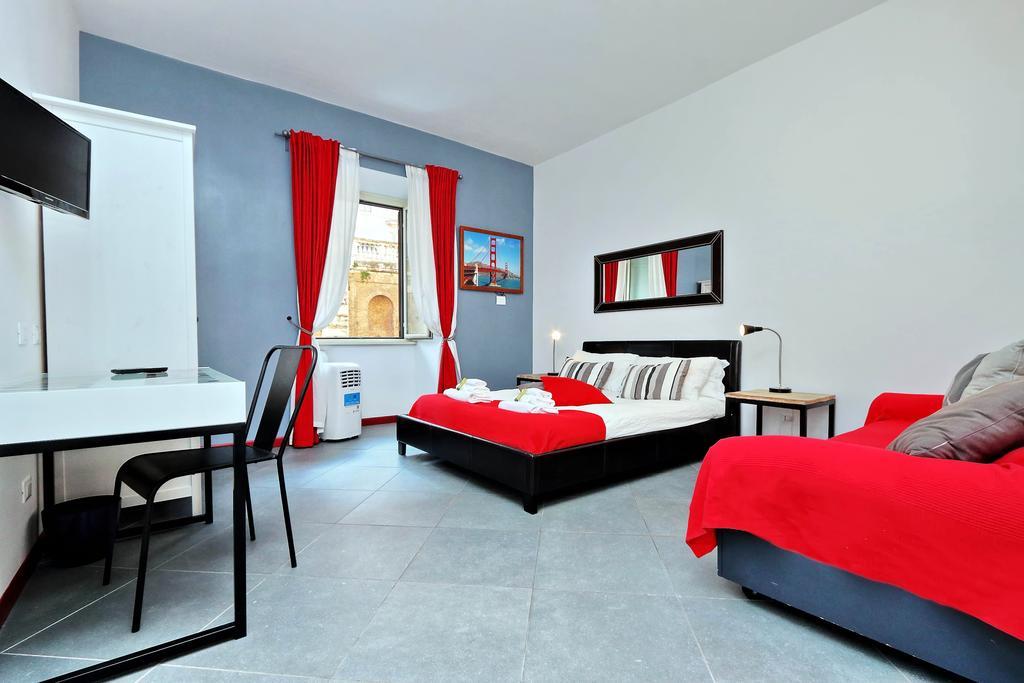 Cozy Apartment Fabia 300 Mt From Colosseum Bagian luar foto