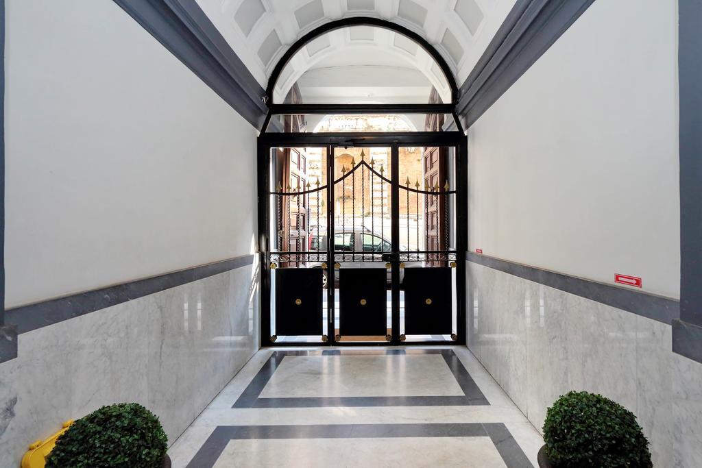 Cozy Apartment Fabia 300 Mt From Colosseum Bagian luar foto
