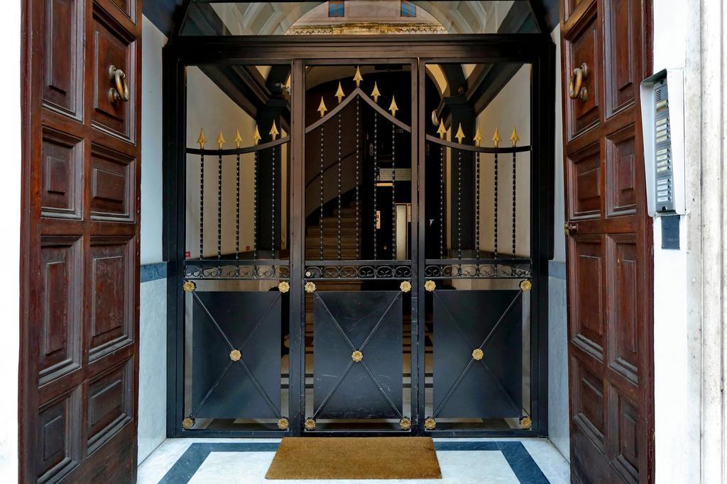 Cozy Apartment Fabia 300 Mt From Colosseum Bagian luar foto
