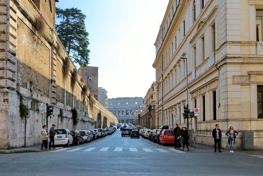 Cozy Apartment Fabia 300 Mt From Colosseum Bagian luar foto