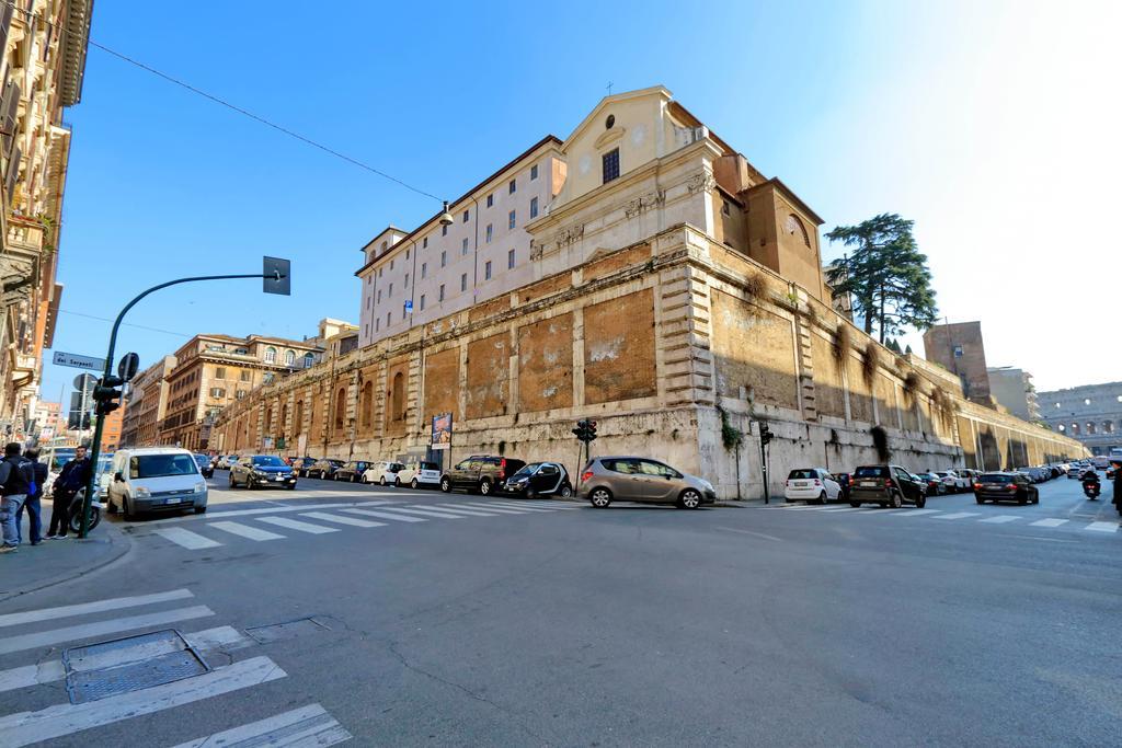 Cozy Apartment Fabia 300 Mt From Colosseum Bagian luar foto