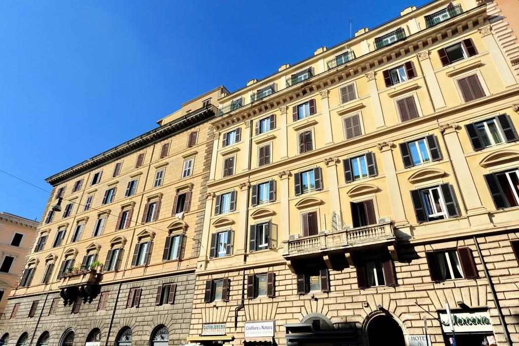 Cozy Apartment Fabia 300 Mt From Colosseum Bagian luar foto